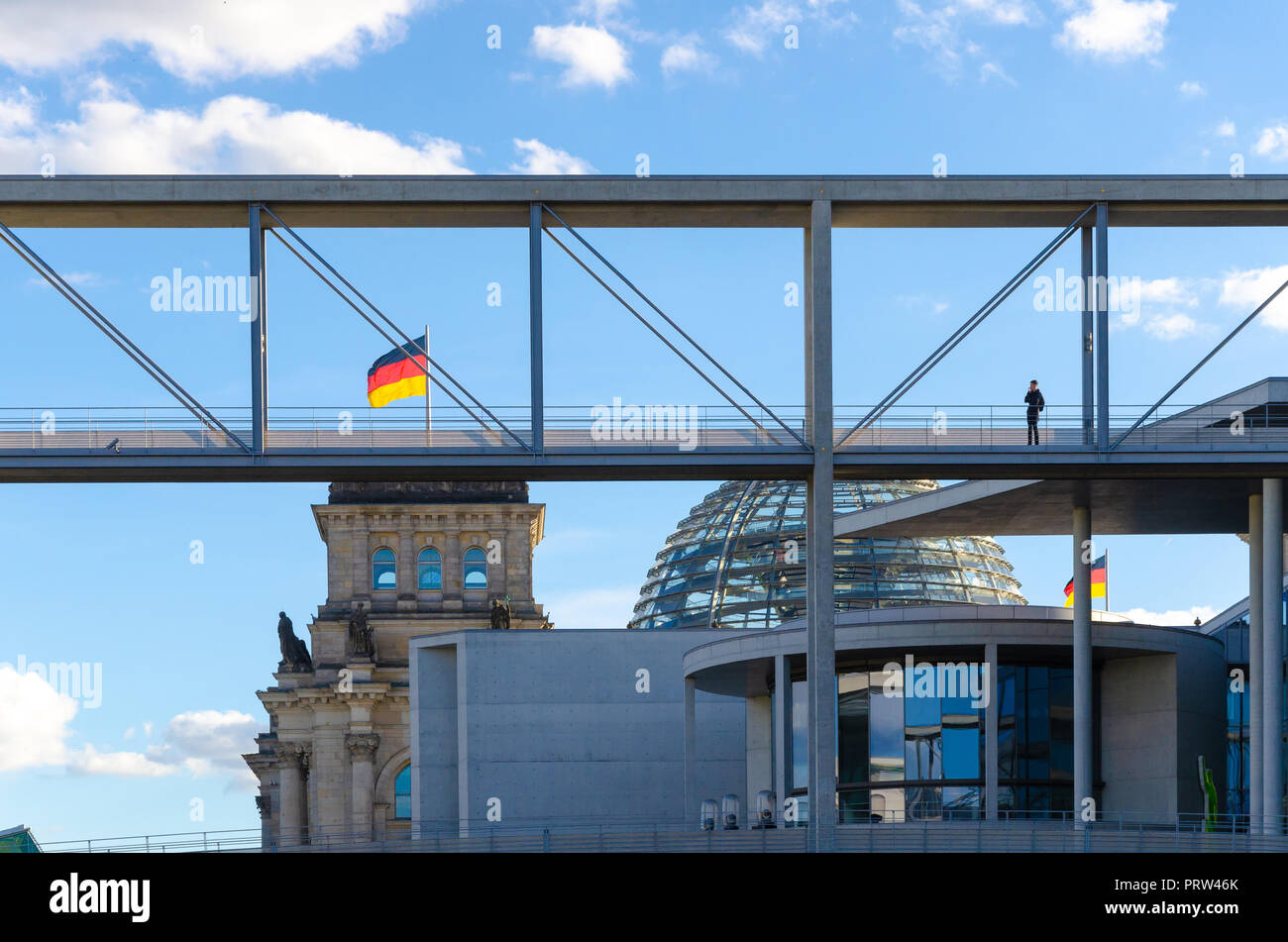 Berlin moderne Architektur mit kleinen Mann Stockfoto