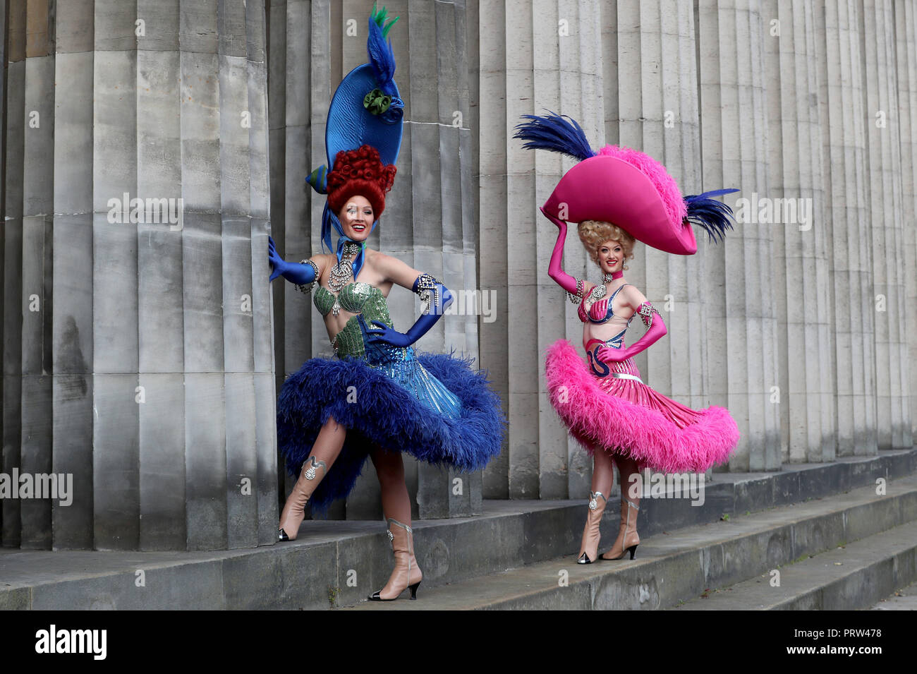 Mathilde Tutiaux (links) und Lucy Monaghan, can-can Tänzer aus dem Moulin Rouge in Paris, führen Sie an der Eröffnung der neuen Ausstellung "pin-ups: Toulouse-Lautrec und die Kunst der Berühmtheit' an der Royal Scottish Academy in Edinburgh. Stockfoto