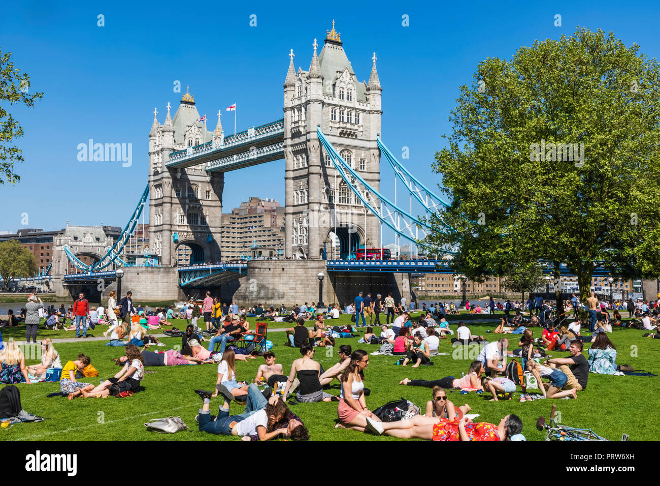 England, London, Menschen entspannend im Potters Field Park und Tower
