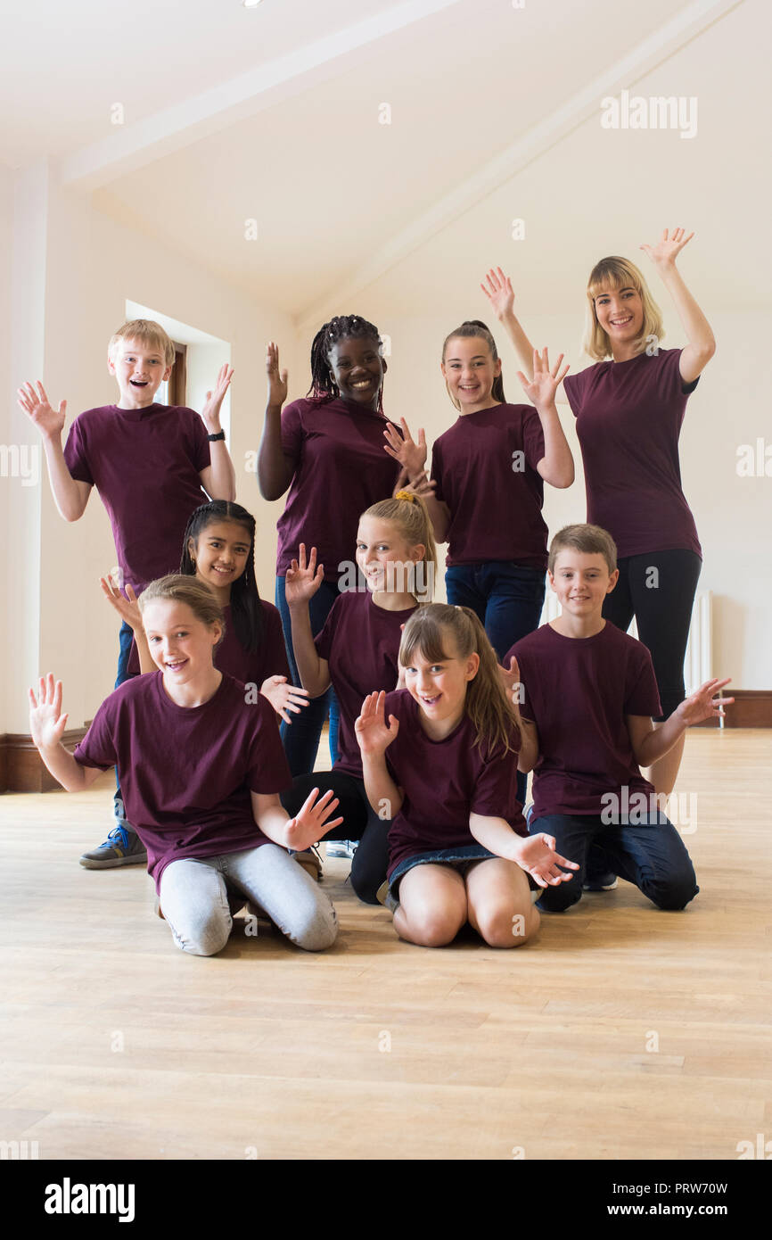 Portrait der Kinder und Lehrer genießen Drama Workshop zusammen Stockfoto