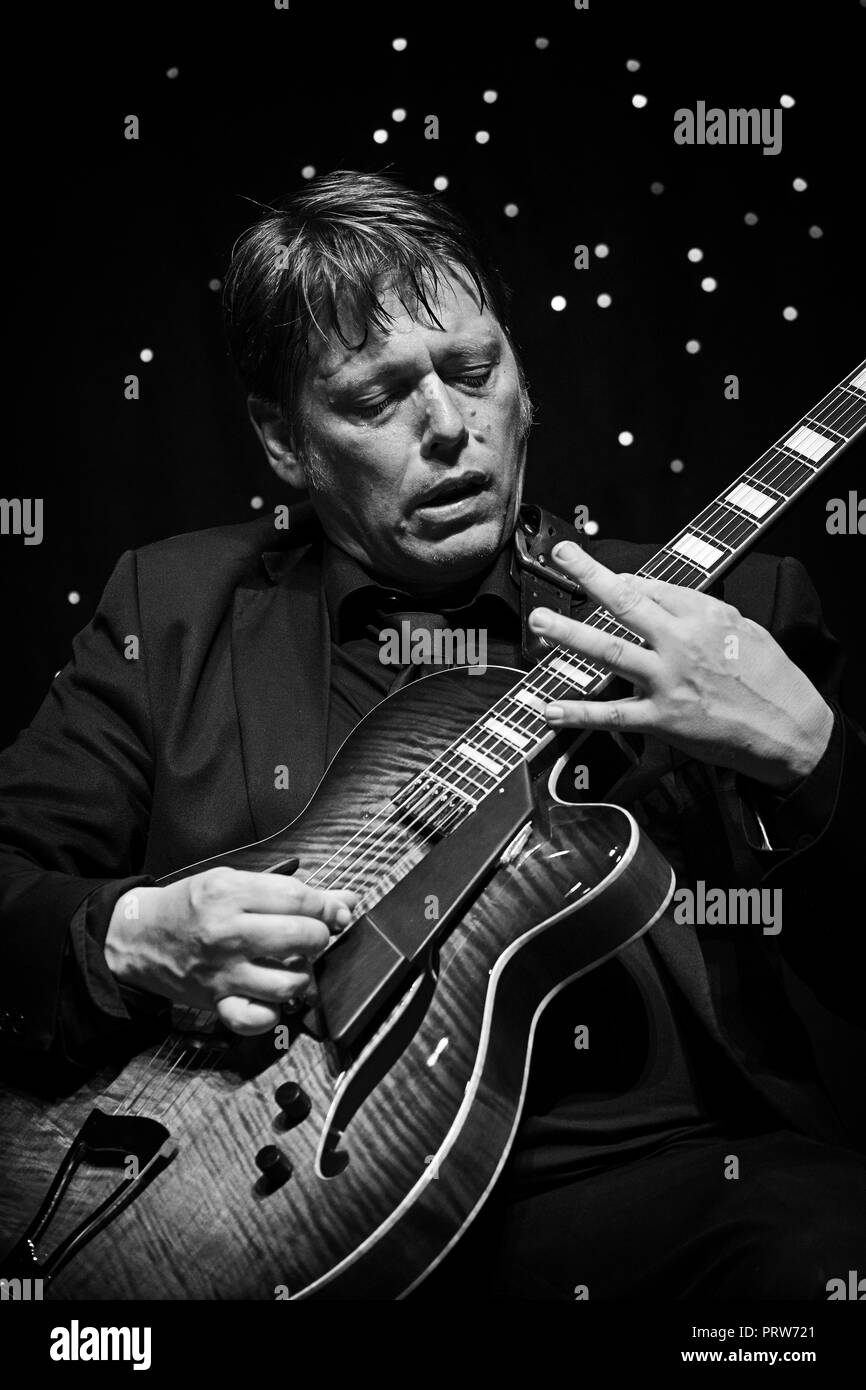 Nigel Preis spielen Jazz Gitarre mit seinem Trio, Scarborough Jazz Festival 2018 Stockfoto