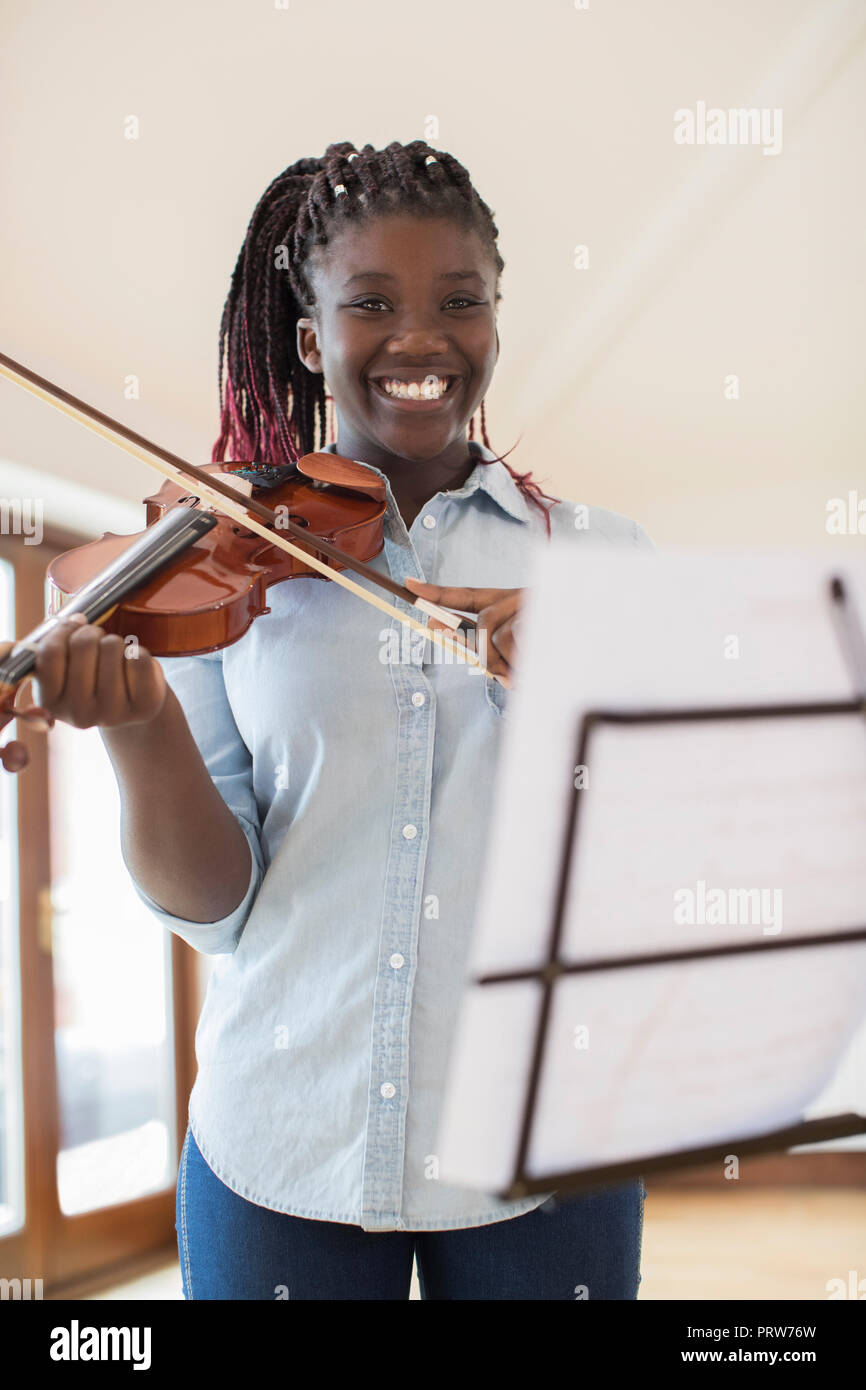 Portrait von weiblichen High School Schüler spielen Violine Stockfoto