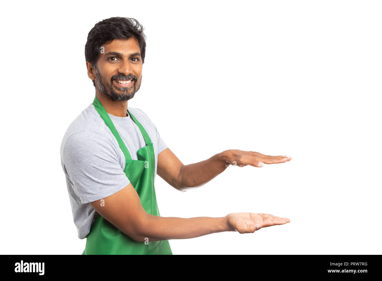Freundliche Verkäufer oder Supermarkt Mitarbeiter präsentieren Mittelständische copyspace für Werbung auf weißem Hintergrund Stockfoto