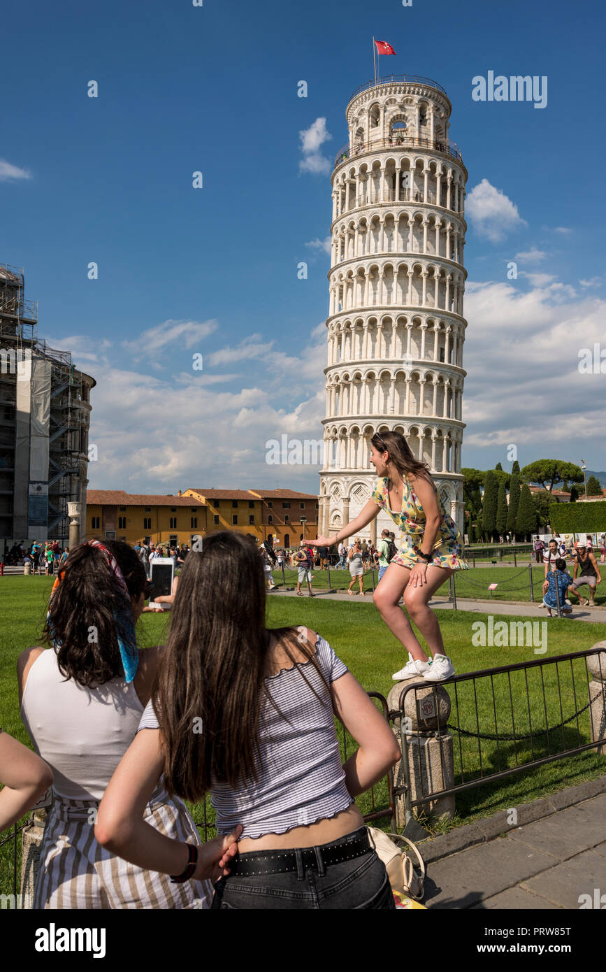 Touristische posieren für Fotos gegen den Schiefen Turm von Pisa, Toskana, Italien Stockfoto