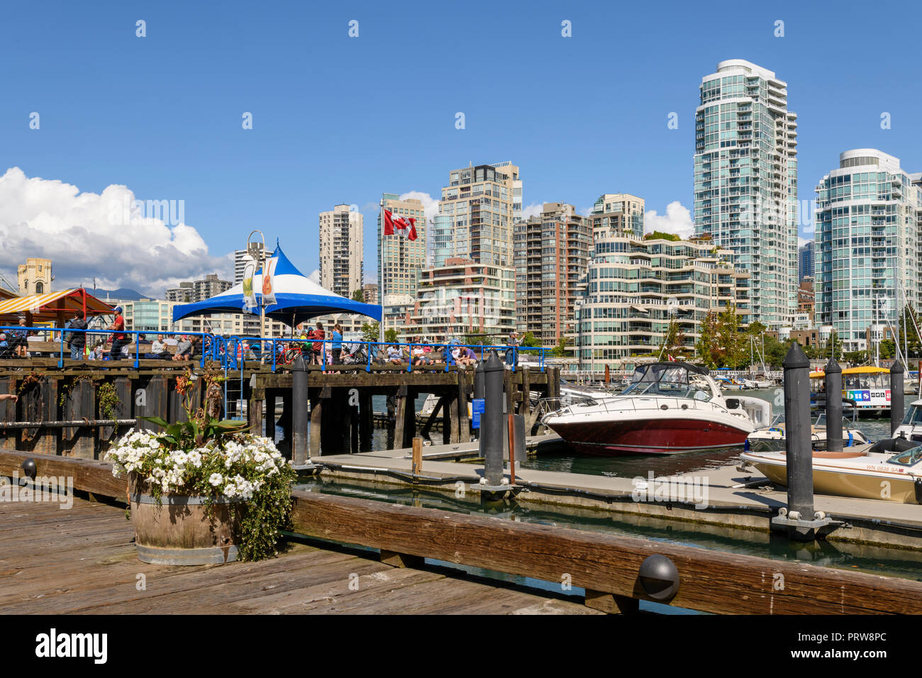 Blick über False Creek Richtung Downtown Vancouver von Granville Island market Stockfoto