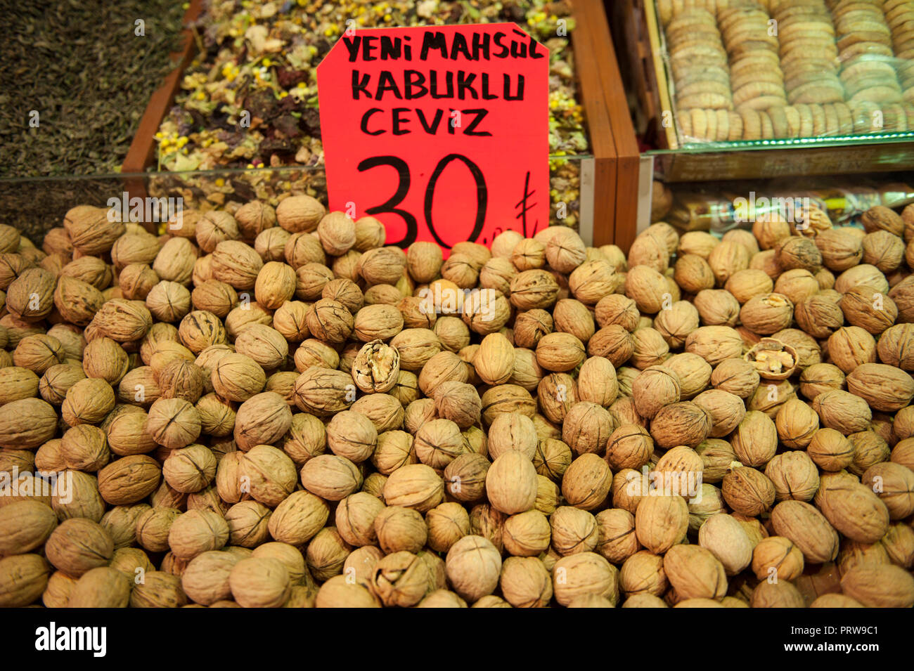 Walnüsse für den Verkauf in Istanbul Ceviz in den türkischen Markt Stockfoto