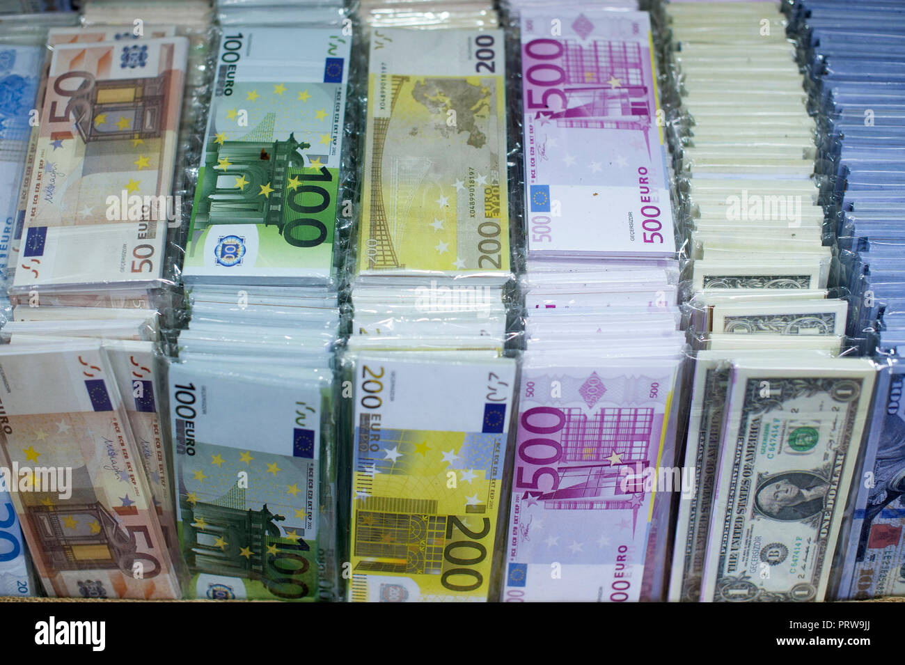 Fake Trkische Lira zum Verkauf in einem Istanbul Markt Stockfotografie -  Alamy