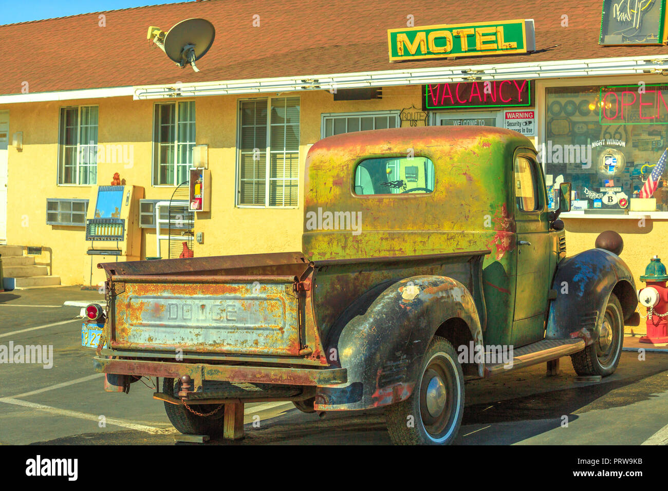 Barstow, Kalifornien, USA - 15. August 2018: vintage Dodge Truck vorne an der historischen Route 66 Motel im Herzen von Barstow auf der Route 66, die Hauptstraße der Stadt San Bernardino County. Stockfoto