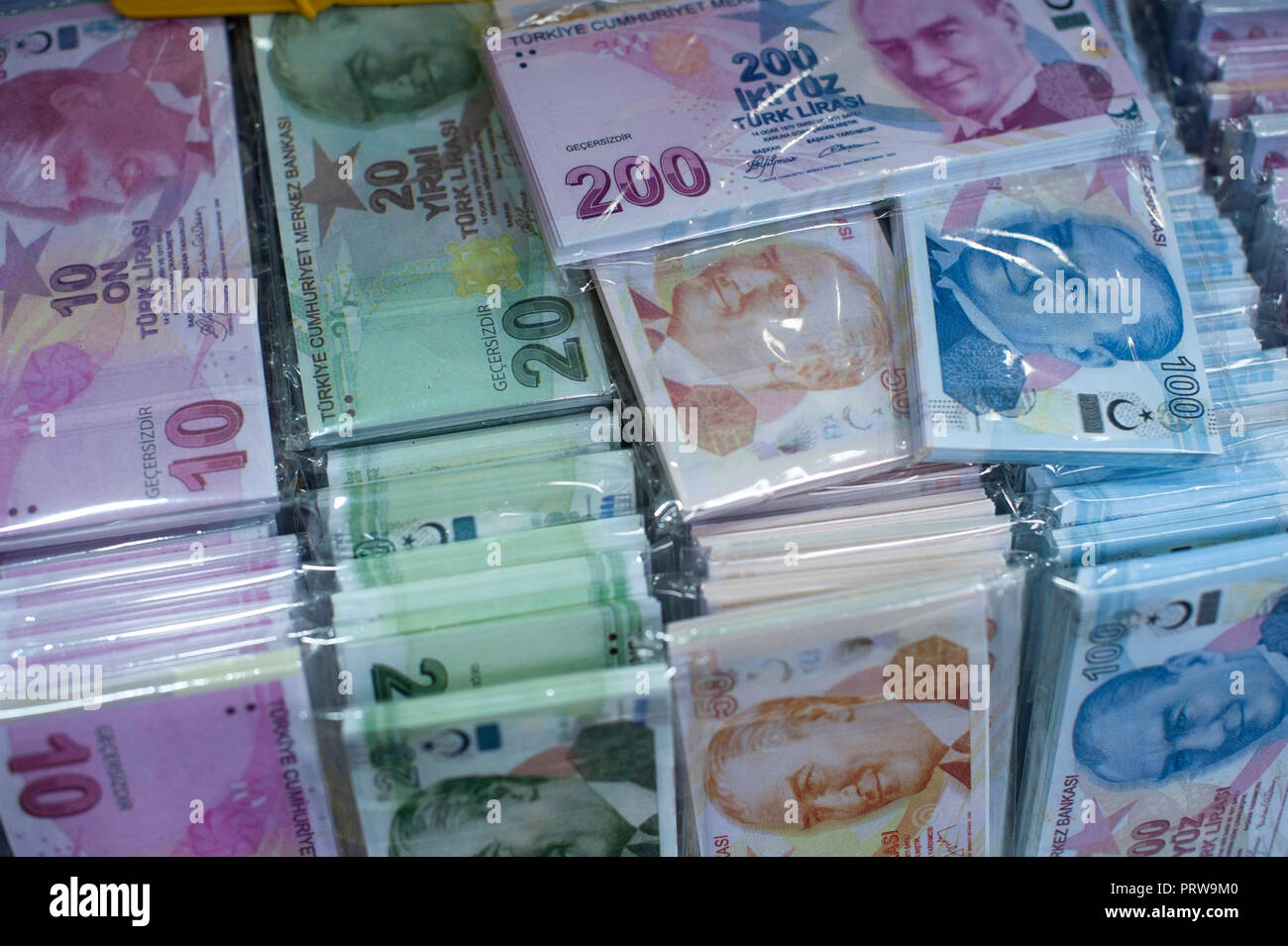 Fake Türkische Lira zum Verkauf in einem Istanbul Markt Stockfoto