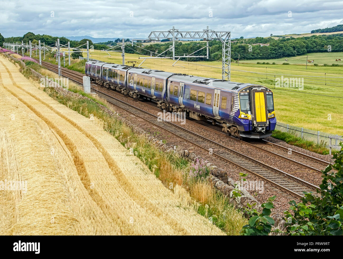 Scotrail Klasse 380 EWU Park Farm in der Nähe von Linlithgow West Lothian Schottland Großbritannien von Glasgow nach Edinburgh reisen Stockfoto