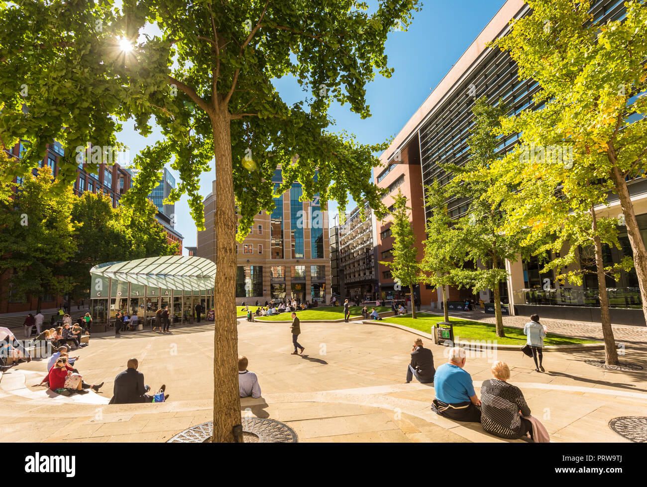 Zentraler Platz, Brindley Place, mit Menschen entspannend im späten Sommer Sonnenschein und Wärme, Birmingham, Großbritannien Stockfoto