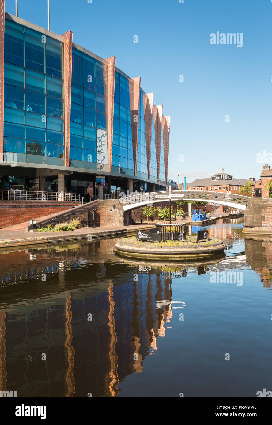 Blick auf die Arena Birmingham mit der Mälzerei Pub und Restaurant, Brindley Place, Großbritannien Stockfoto