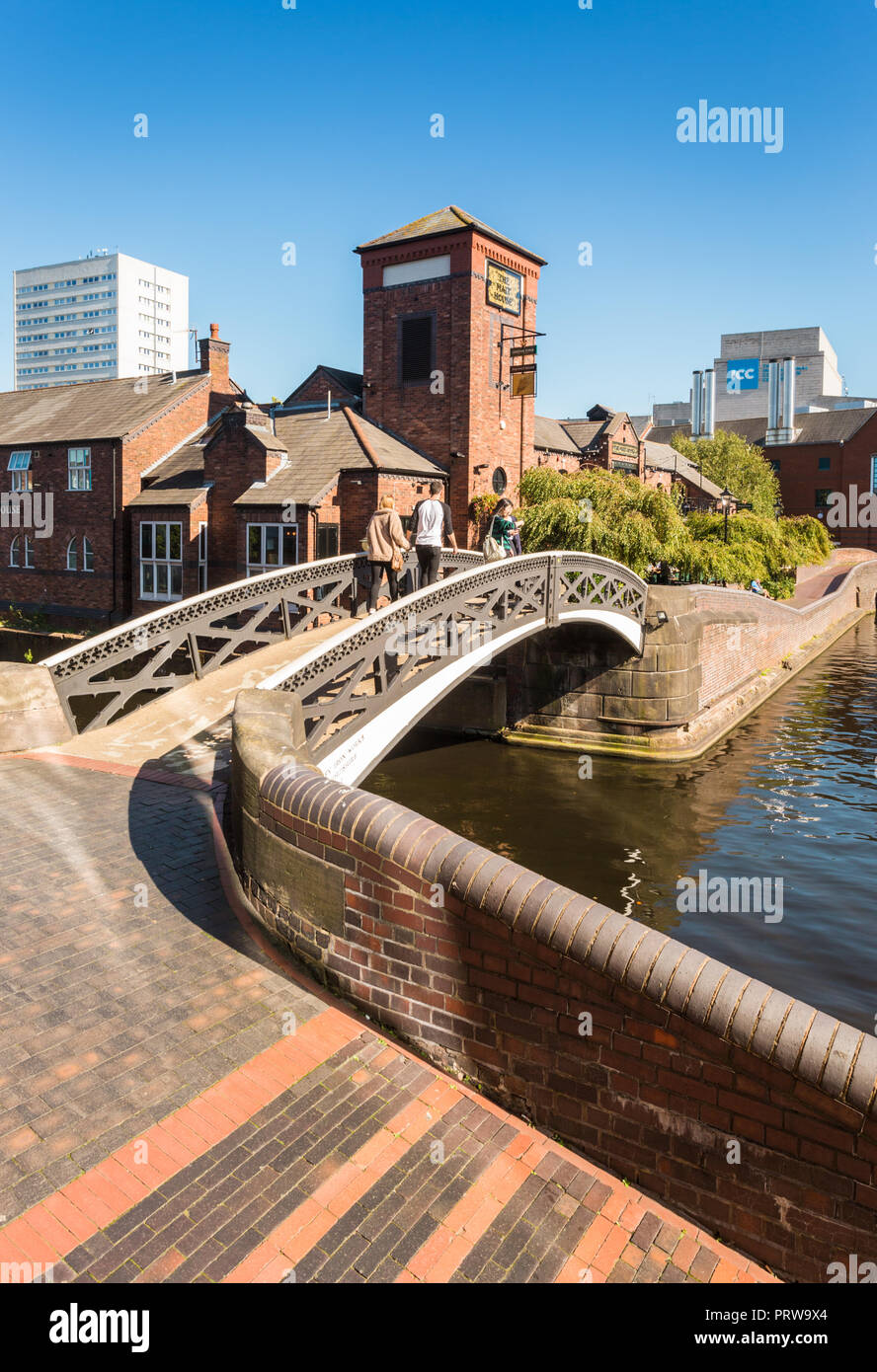 Brücke über den Kanal mit der Mälzerei Pub und Restaurant, Brindley Place, Birmingham, Großbritannien 2018 Stockfoto