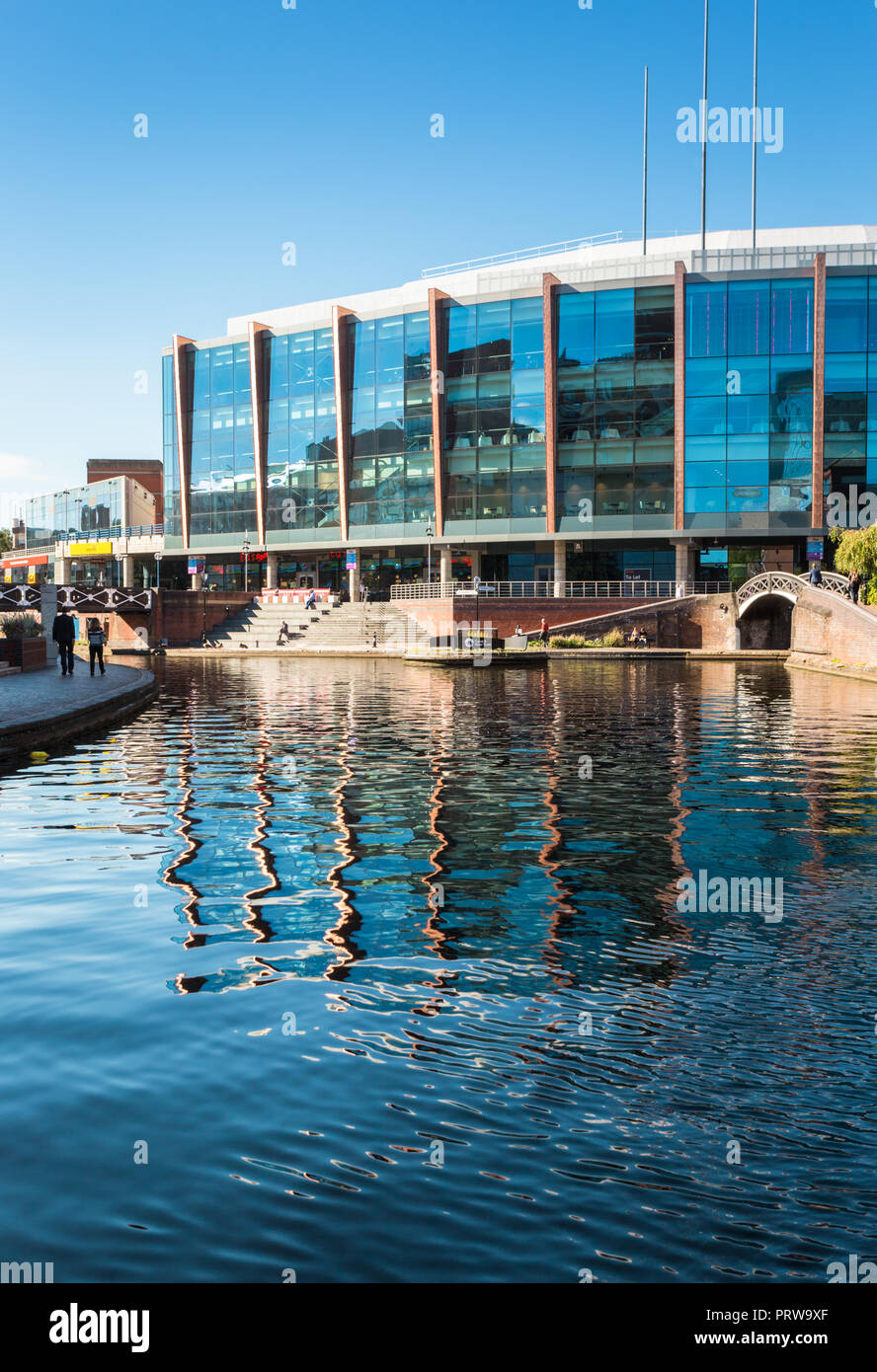 Blick auf die Arena Birmingham mit der Mälzerei Pub und Restaurant, Brindley Place, Großbritannien Stockfoto