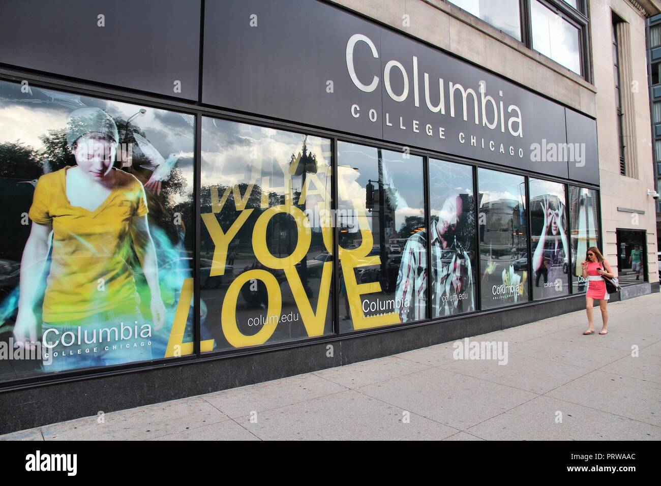 CHICAGO, USA - 27. JUNI 2013: Person Wanderungen Vergangenheit Columbia College in Chicago. Es ist eine Hochschule für Kunst und Medien spezialisiert hat. Es h Stockfoto