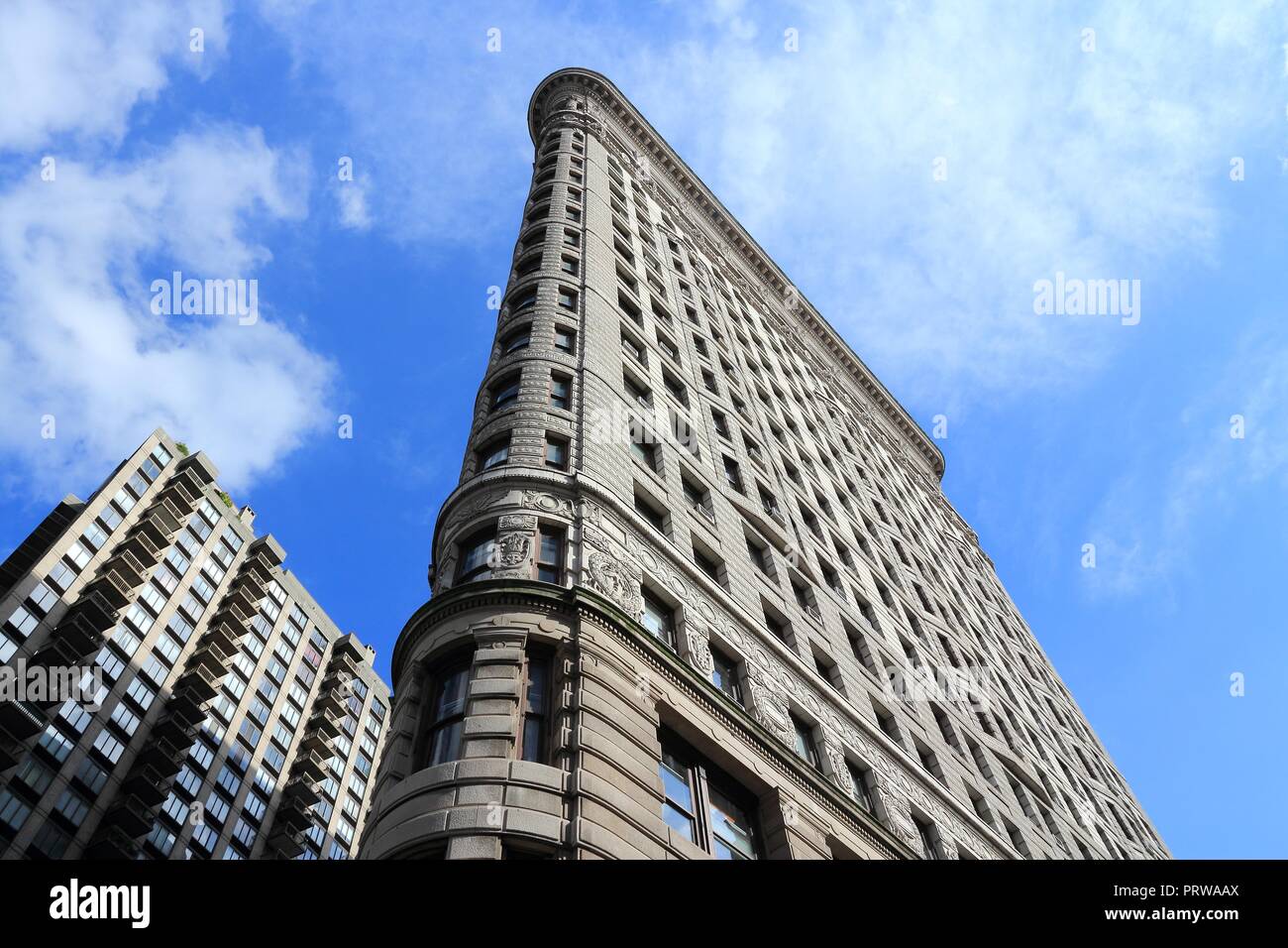 NEW YORK, USA - Juli 3, 2013: Flatiron Building in New York. Flatiron ist eines der bekanntesten Gebäude in New York und wird als nationale Histo Stockfoto