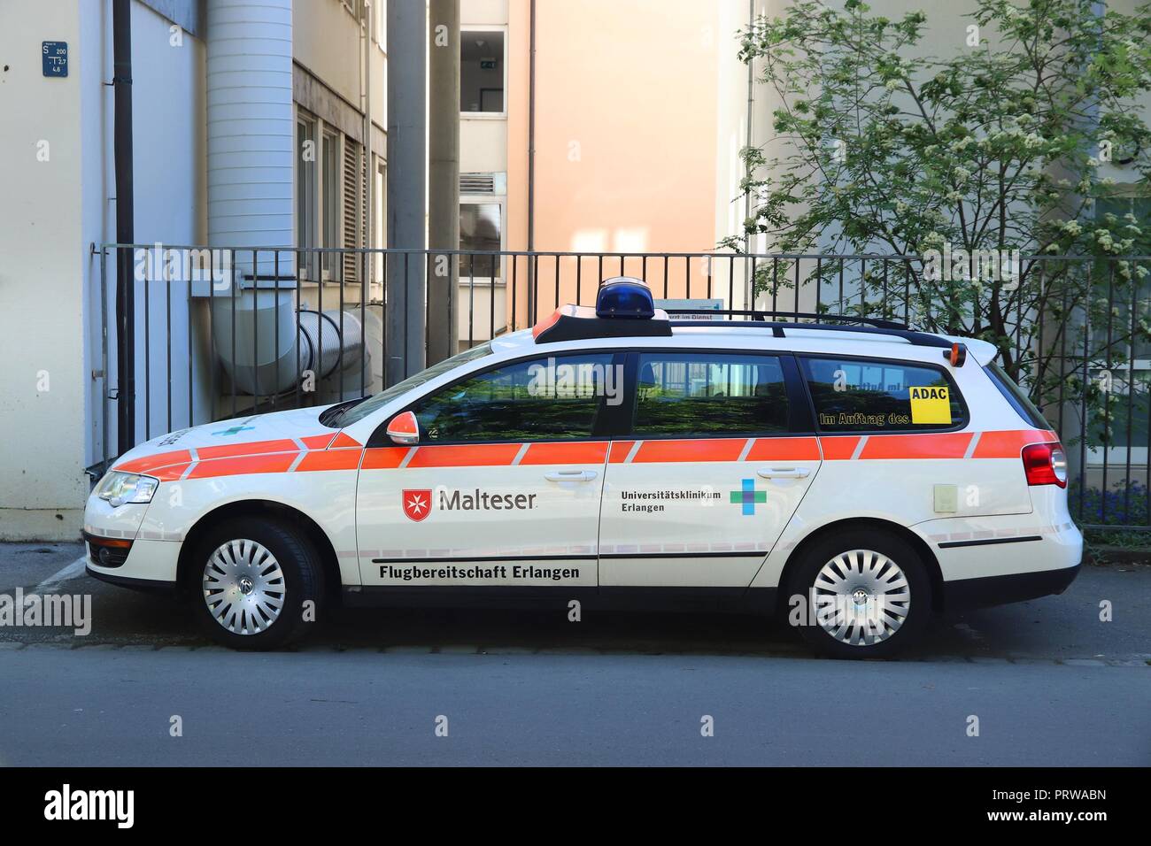 ERLANGEN, Deutschland - Mai 6, 2018: Volkswagen Passat Kombi Krankenwagen Auto in Deutschland geparkt. Der Malteserorden Krankenwagen Corps ('Malteser') ist ein Vol Stockfoto