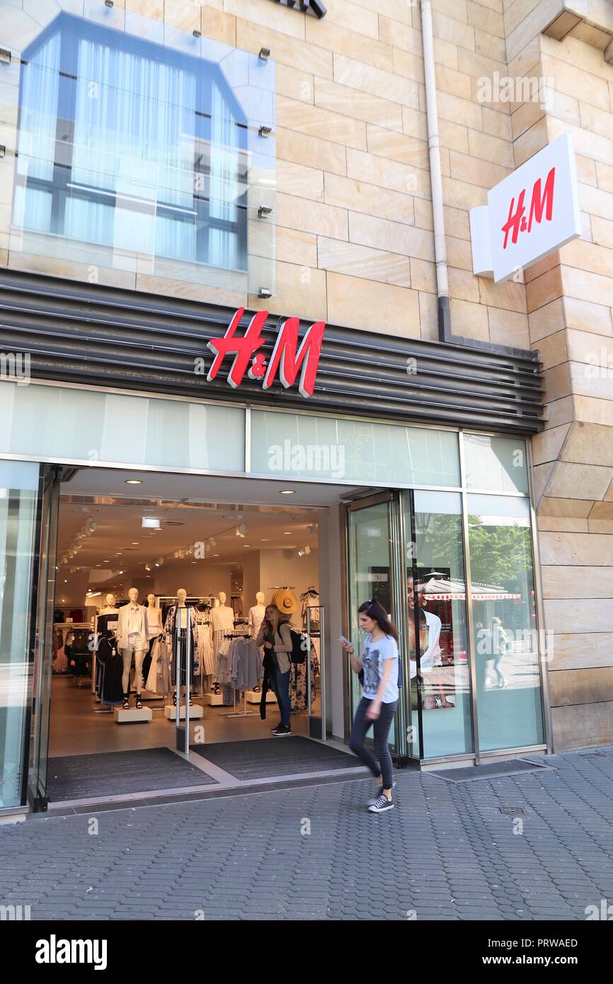 Nürnberg, Deutschland - Mai 7, 2018: die Menschen besuchen H&M Fashion  Store an der Karolinenstraße Einkaufsstraße in Nürnberg, Deutschland  Stockfotografie - Alamy