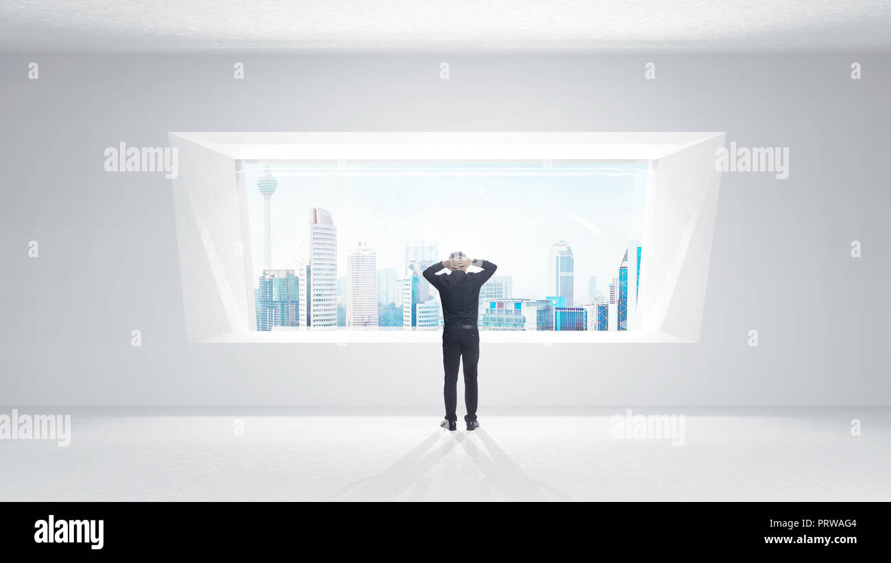 Nachdenklich Geschäftsmann stand im leeren Raum konkrete Zimmer mit hellen Fenster und das Stadtbild. Mixed Media. Stockfoto