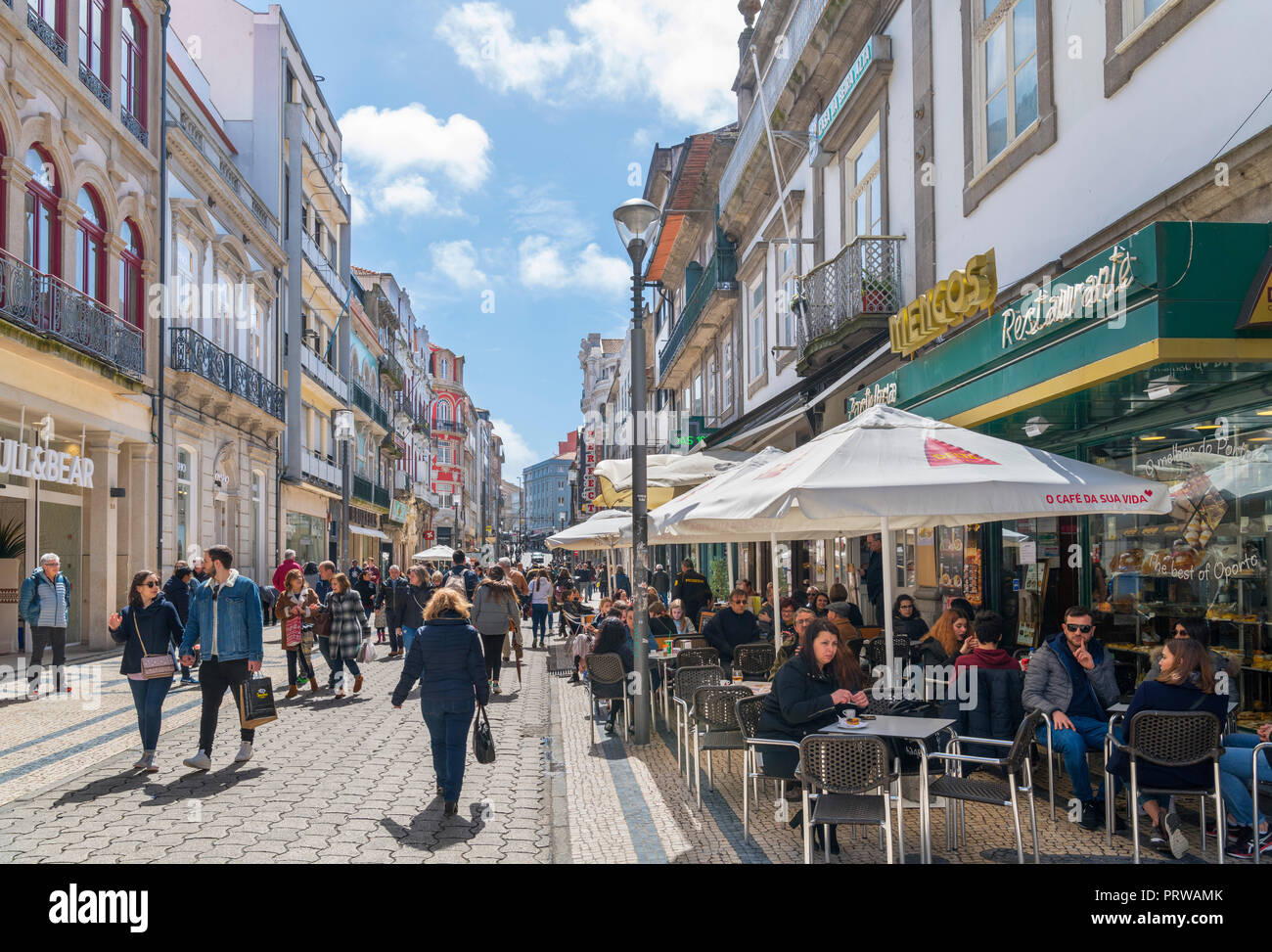 Geschäfte und Restaurants in der Rua de Santa Catarina im Zentrum der Stadt, Porto, Portugal Stockfoto