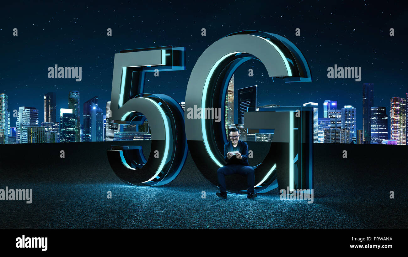 Geschäftsmann aufgeregt sitzen auf der 3D-Render 5G futuristische Font mit blauem Neonlicht. Mobile Network Speed Kommunikationstechnik Konzept. Mixed Media Stockfoto