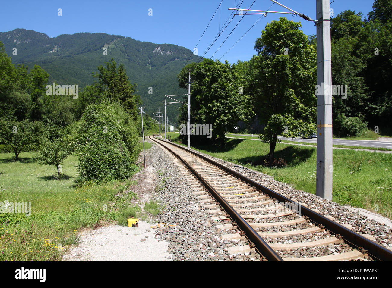 Eisenbahn in den österreichischen Alpen. Alpine Landschaft in Oberösterreich. Stockfoto