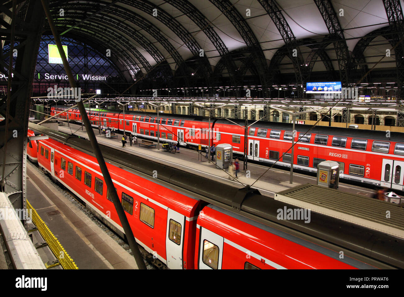 DRESDEN, Deutschland - 24. Juli: Deutsche Bahn Regio Zügen am 24. Juli 2010 in Dresden, Deutschland. Die Deutsche Bahn ist derzeit größte Bahngesellschaft in der Eu Stockfoto