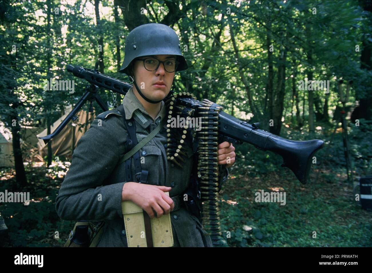 Junge MG42 Machine Gunner WW2 (REENACTOR) Stockfoto