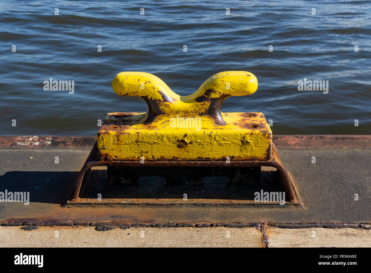 Hamburg, Deutschland, 26. Juni 2018: Nahaufnahme von Gelben Liegeplatz Klampe am Hafen Stockfoto