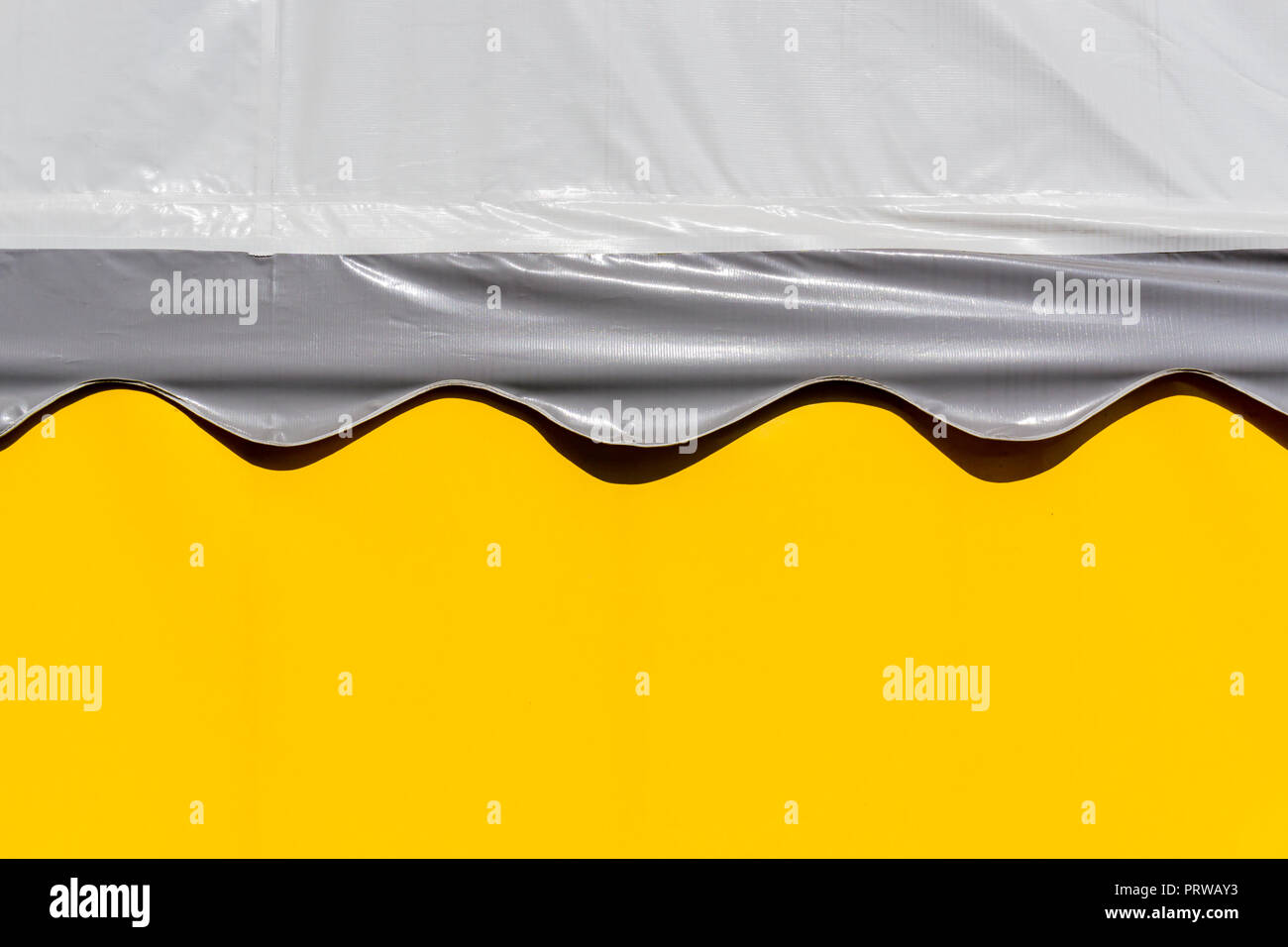 Berlin, Deutschland, 25. Juli 2018: Nahaufnahme der gelbe Wand von Event Zelt mit grauem Dach Stockfoto