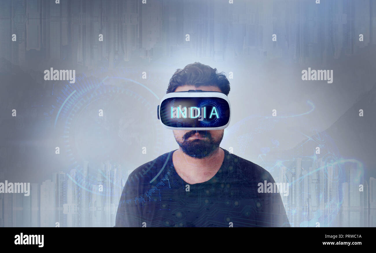 Junge Mann in schwarzen T-Shirt auf der Suche durch VR (Virtual Reality) Gläser - Indien Stockfoto