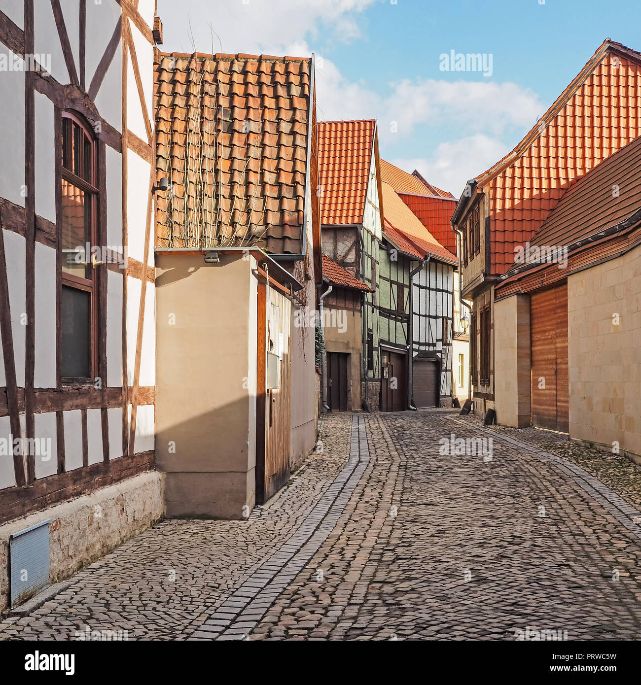 Gasse mit Fachwerkhäusern in der Altstadt von Quedlinburg. Stockfoto