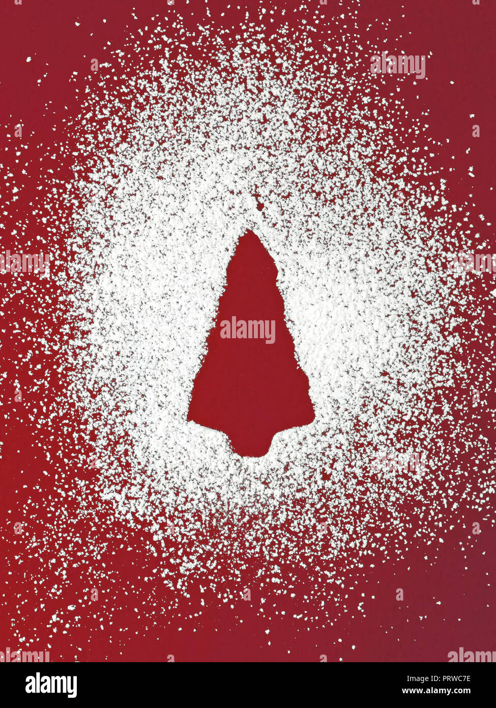 Weihnachtsbaum aus Zucker Pulver auf rotem Hintergrund Stockfoto