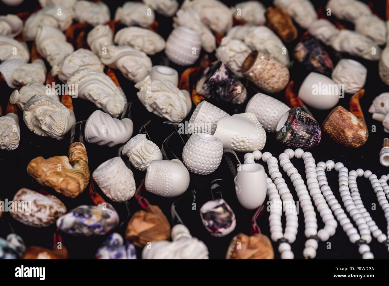 Meerschaum handgefertigte Schmuckstücke in verschiedenen Formen Stockfoto
