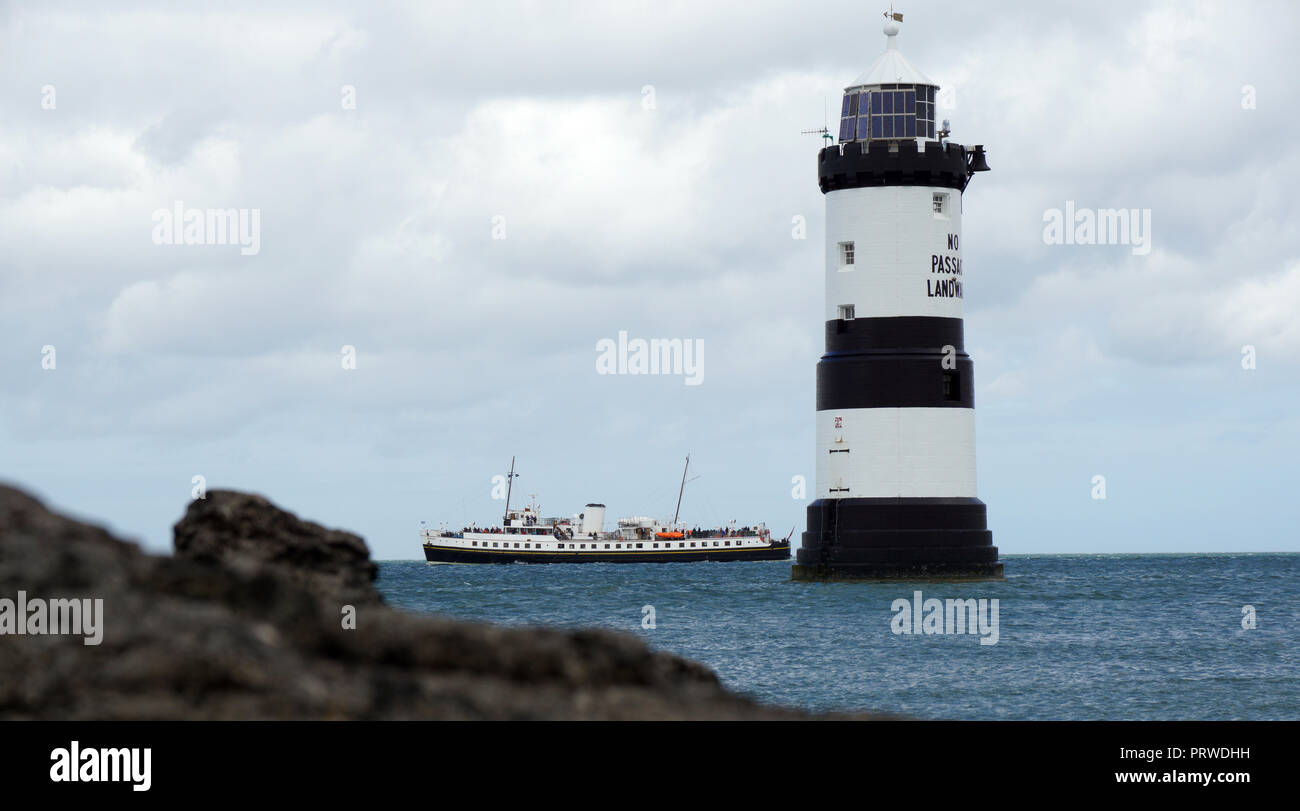 Liverpool basierte Boot" das Balmoral passing Trwyn Du Leuchtturm und Penmon Punkt, auf der Menai Straits, Anglesey. Bild im Juli 2016 genommen. Stockfoto