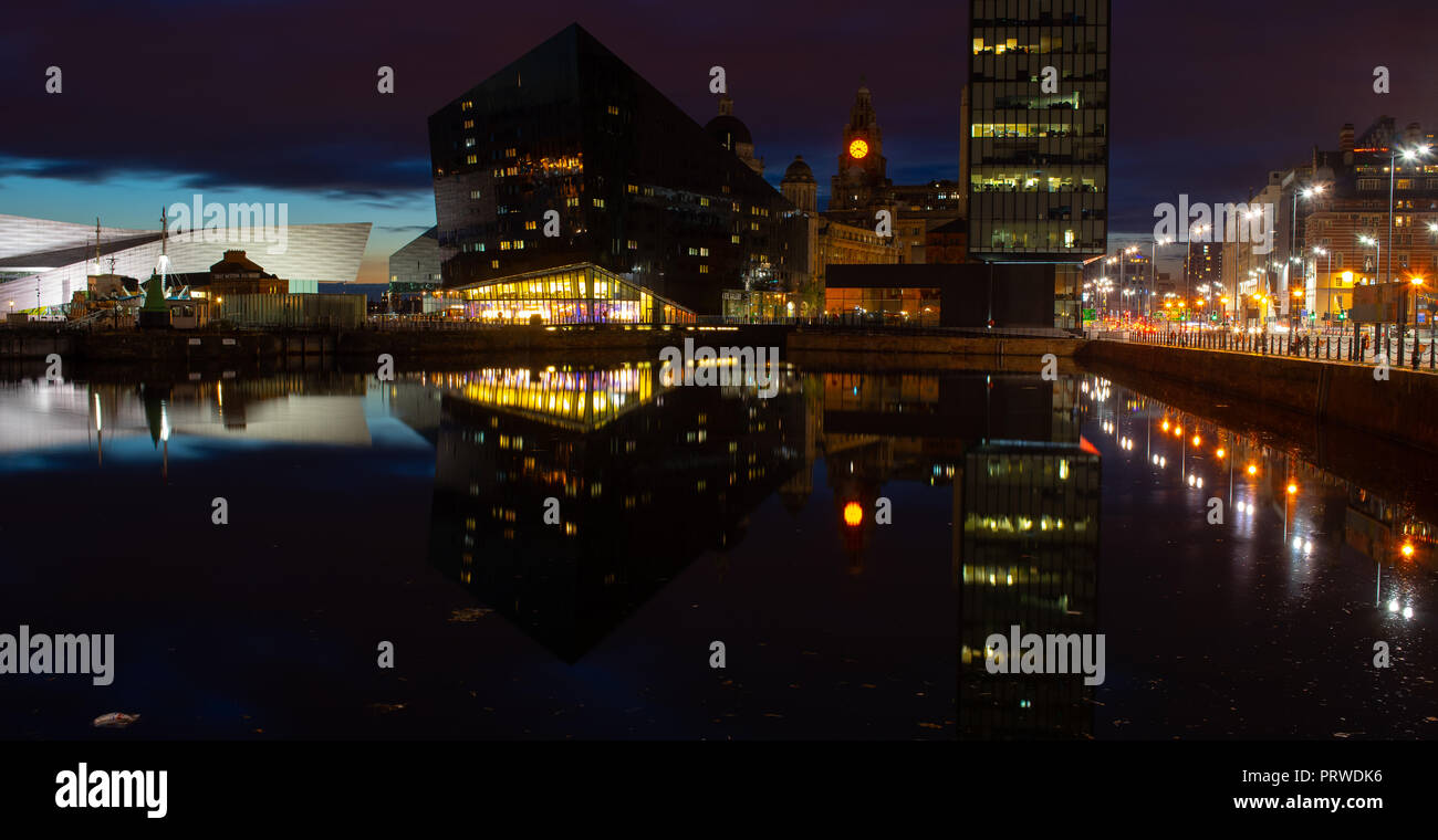Mann Insel angesehen von der Canning Dock, mit Museum von Liverpool und Leber Gebäude enthalten. Bild im September 2018 übernommen. Stockfoto