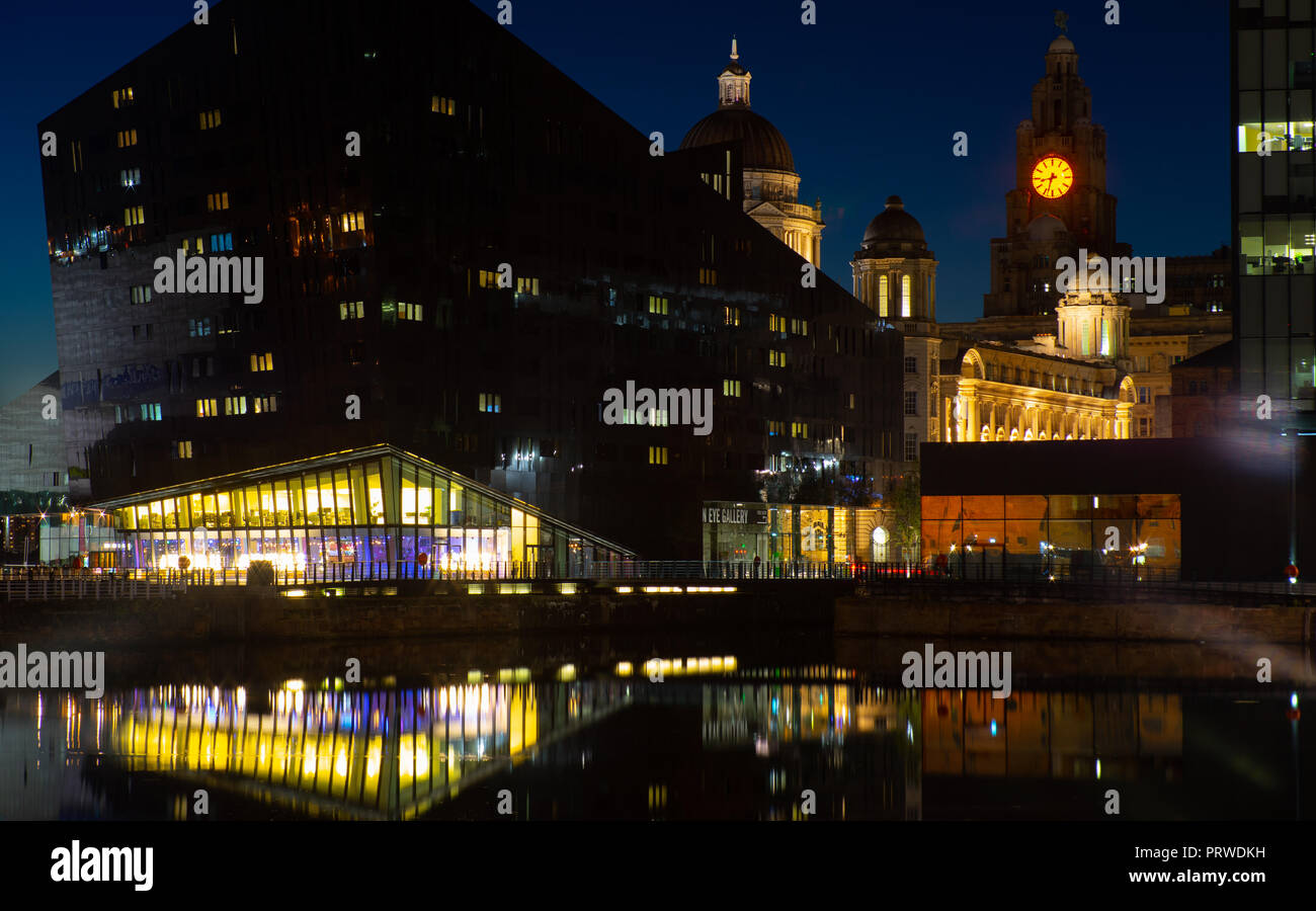 Mann Insel angesehen von der Canning Dock, mit Dock und Leber Gebäude im Hintergrund. Bild im September 2018 übernommen. Stockfoto