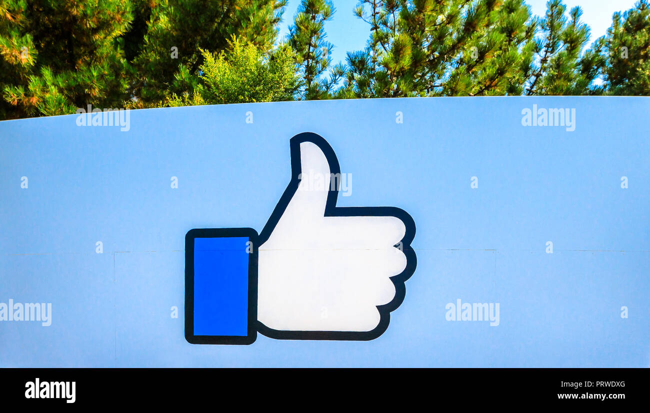 Menlo Park, Kalifornien, USA - 13. August 2018: Facebook wie Logo aus dem Schild am Eingang zu Facebook Headquarters isoliert, in Hacker, Silicon Valley. "Gefällt mir"-Schaltfläche Anmelden. Stockfoto