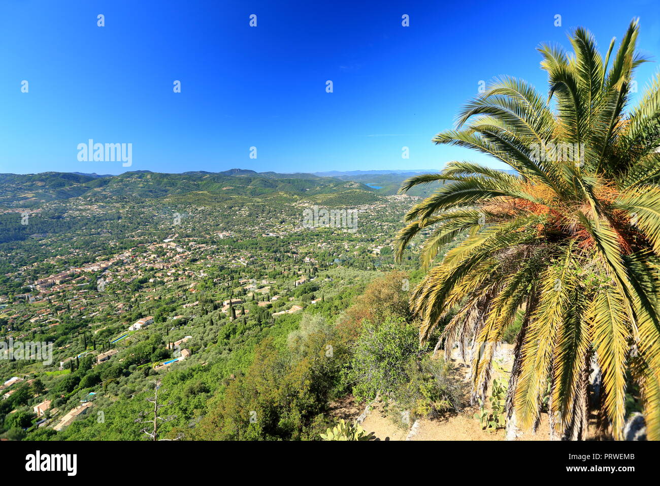 Ansicht von oben oben Peymeinade et le Lac de Saint Cassien, 06, Var, Cote d'Azur, PACA, Stockfoto