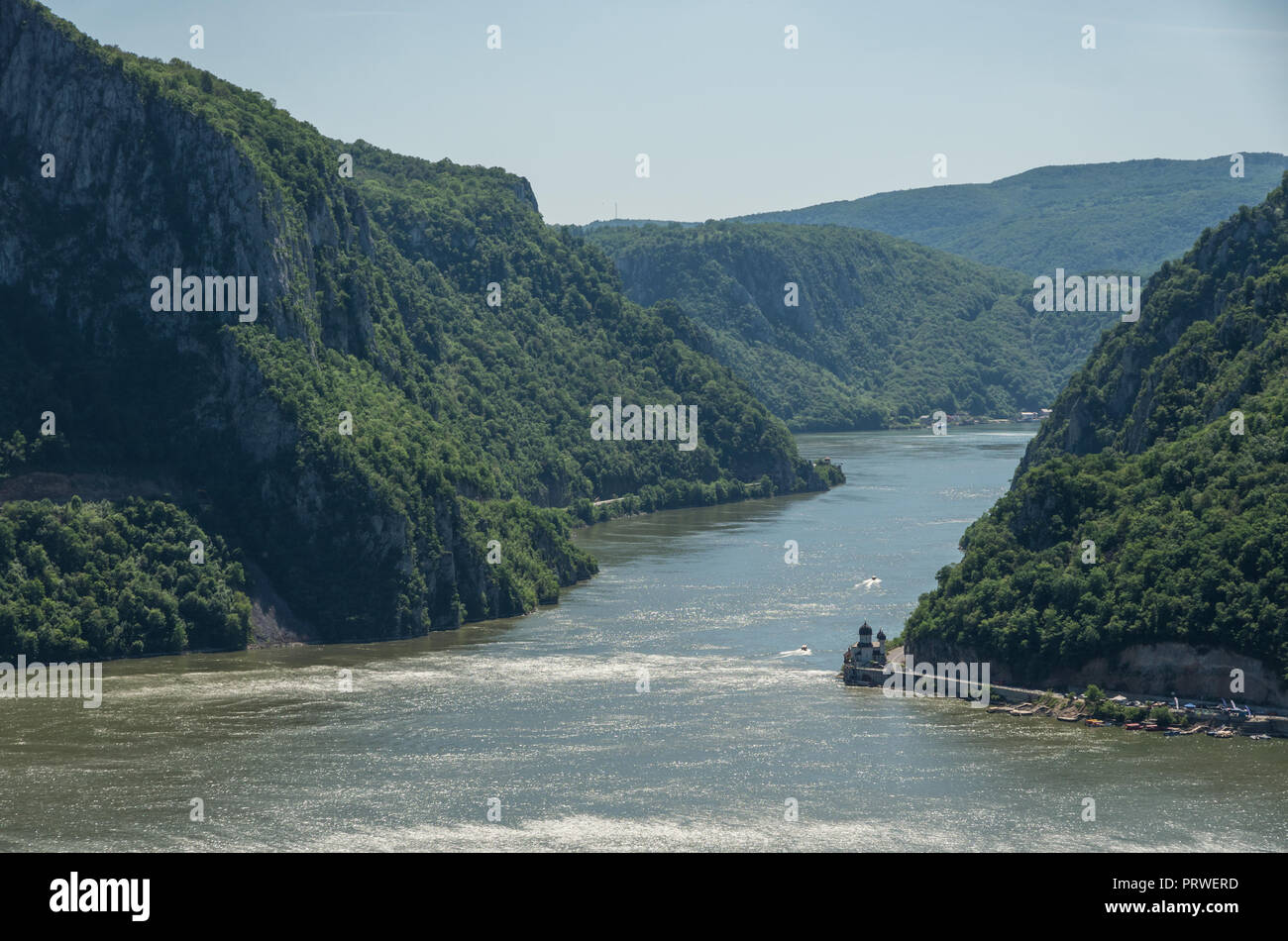 Donau Grenze Zwischen Rumanien Und Serbien Landschaft In Der Donau Schluchten Die Schmalste Stelle Der Schlucht Auf Der Donau Zwischen Serbien Und Rumanien Als Stockfotografie Alamy