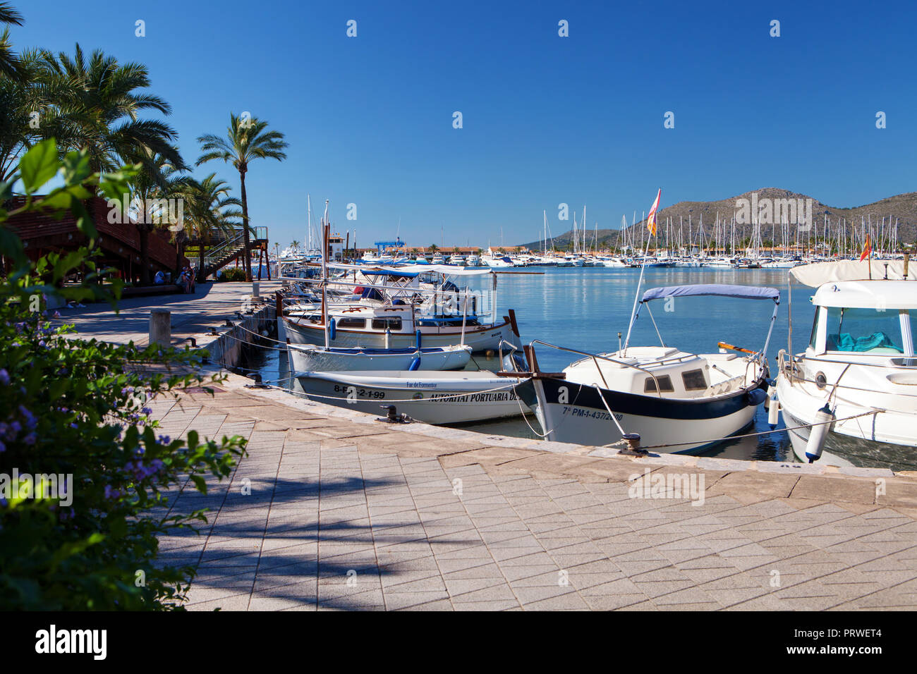 ALCUDIA, MALLORCA, SPANIEN - September 23., 2018: die Promenade entlang der Marina. Port d'Alcudia ist ein beliebter Ferienort und Urlaubsort im Norden Stockfoto