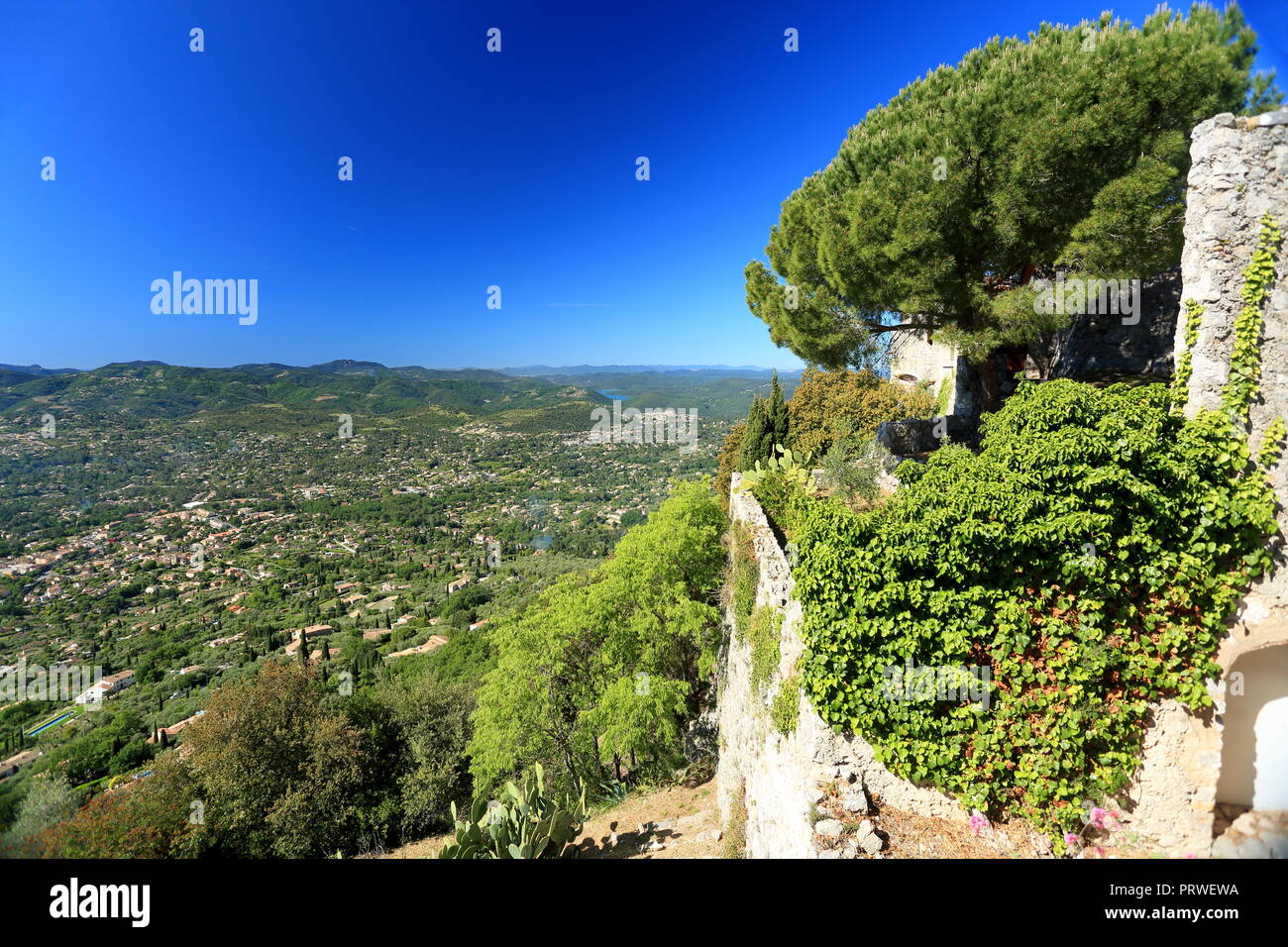 Ansicht von oben oben Peymeinade et le Lac de Saint Cassien, 06, Var, Cote d'Azur, PACA, Stockfoto