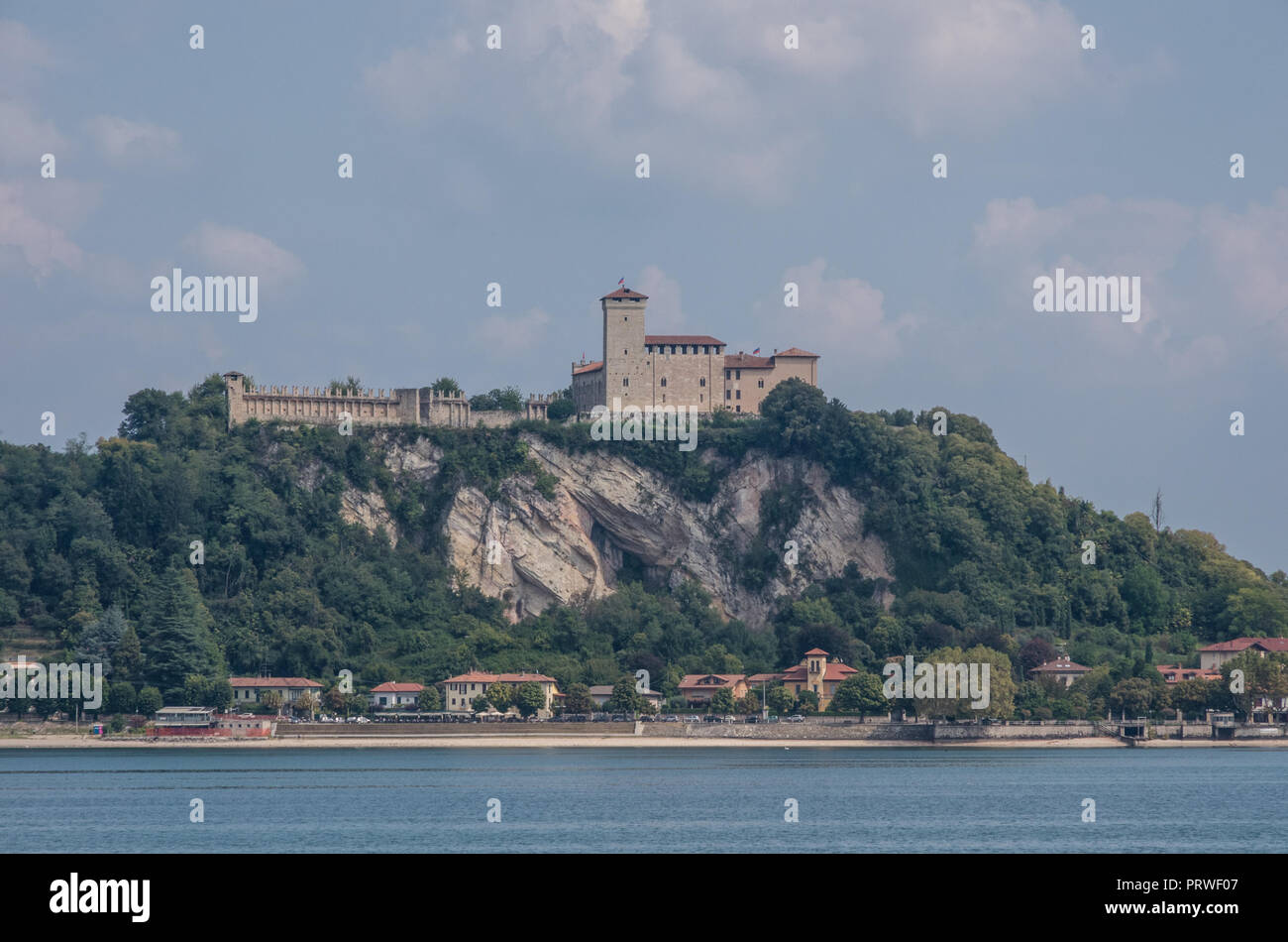 Rocca di Angera, Blick von der See Lago Maggiore, Italien Stockfoto