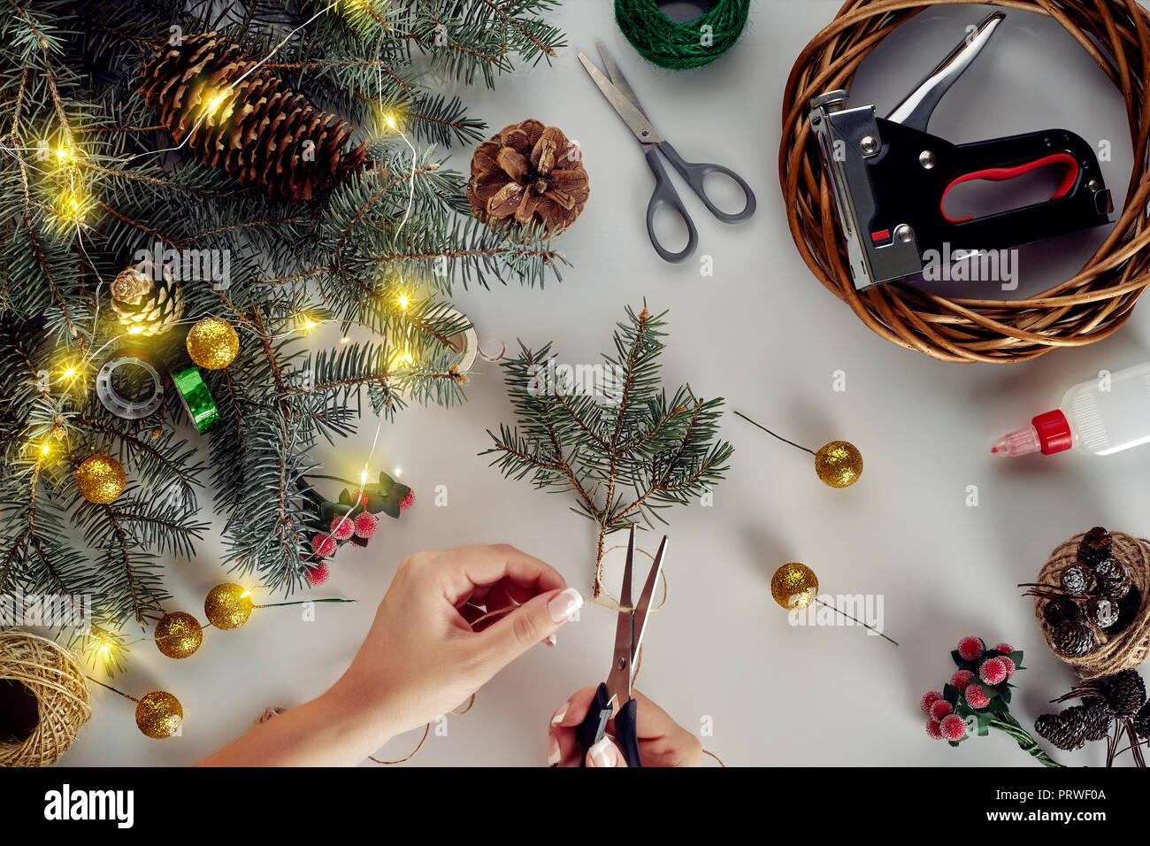 Weihnachten Hintergrund mit Dekorationen, Garland und Tannenzapfen. Erstellen von Kranz aus Weihnachtsbaum Niederlassungen auf weißem Hintergrund. Stockfoto