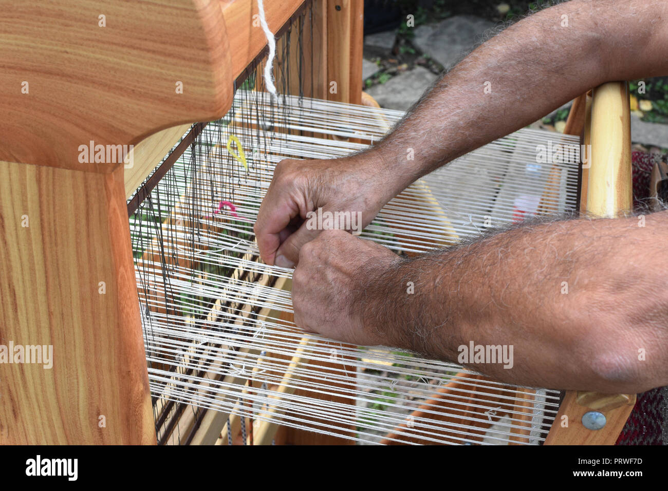 Hände von Mann mittleren Alters - Handwerker Weber - Arbeiten auf hölzernen Handwebstuhl, Etara ethnographische finden, Bulgarien Stockfoto