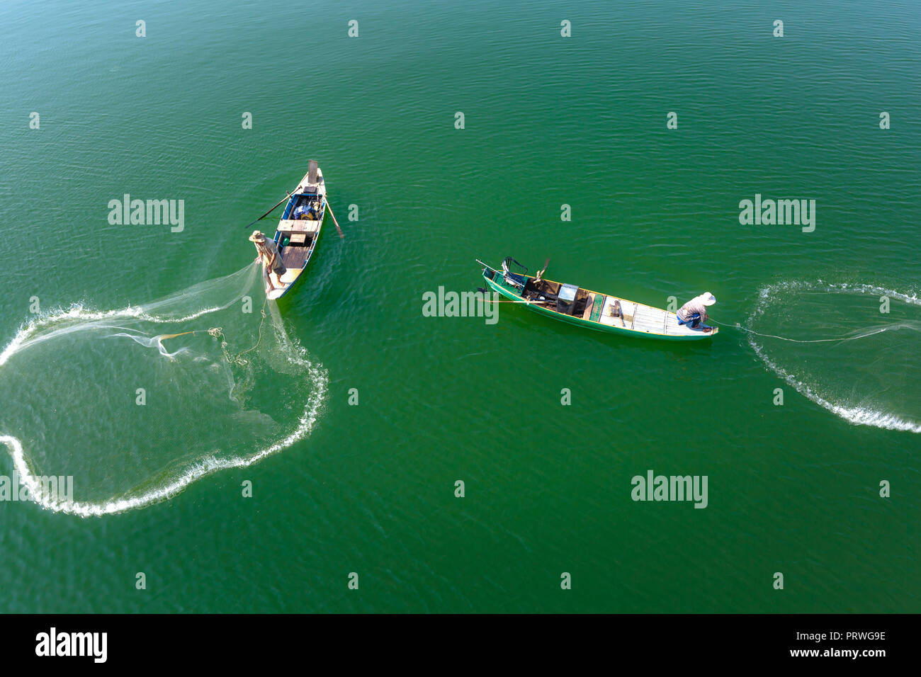 Casting ein Netz, um Fische auf Tri ein See zu fangen. Das ist die tägliche Arbeit von Menschen aus Fischerdorf am See Stockfoto