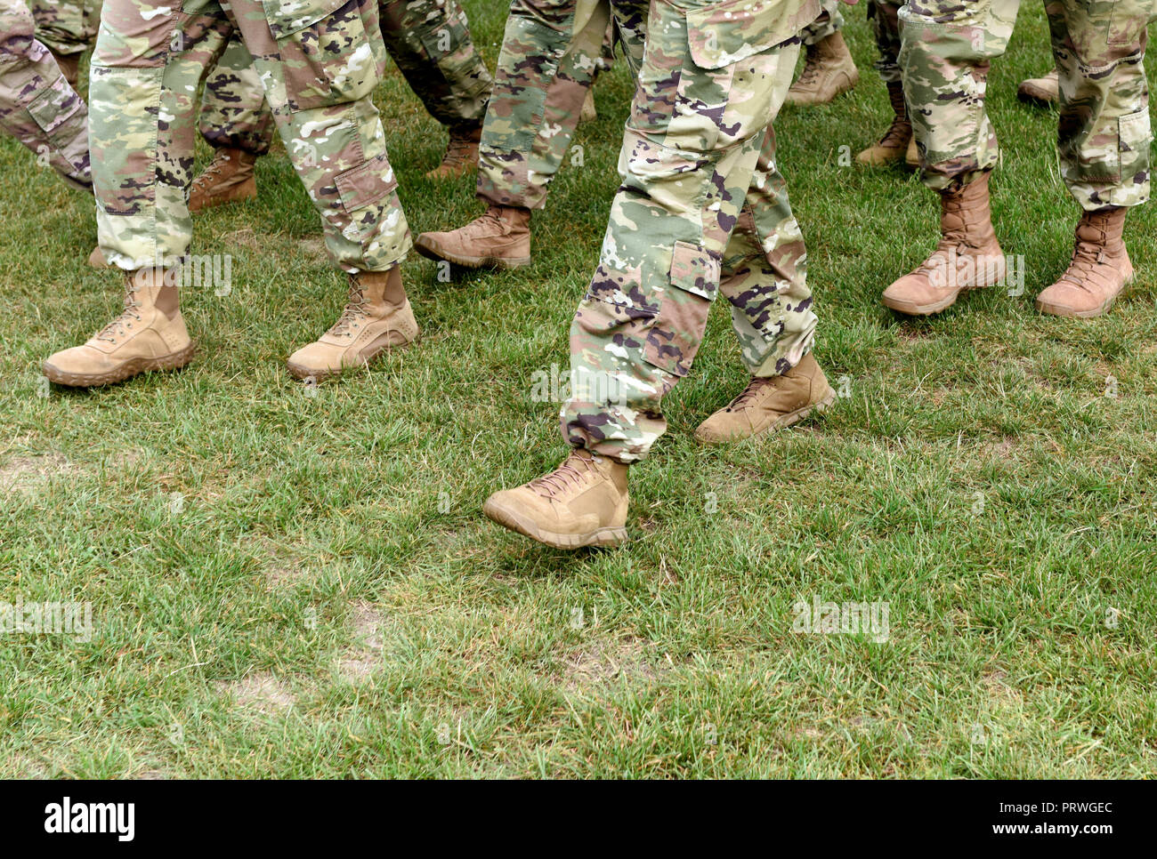US-Truppen. Soldaten marschieren auf grünem Gras. US-Armee Stockfoto