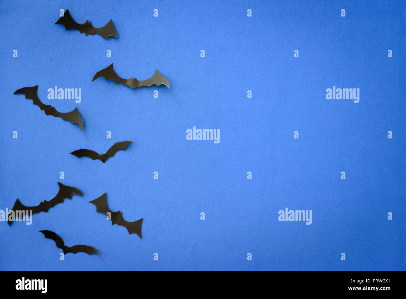 Flying schwarzes Papier Fledermäuse auf blauem Hintergrund. Halloween. Text Raum Stockfoto