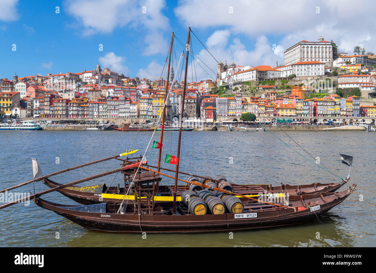 Blick auf Porto und den Fluss Douro in Vila Nova de Gaia, Porto, Portugal Stockfoto
