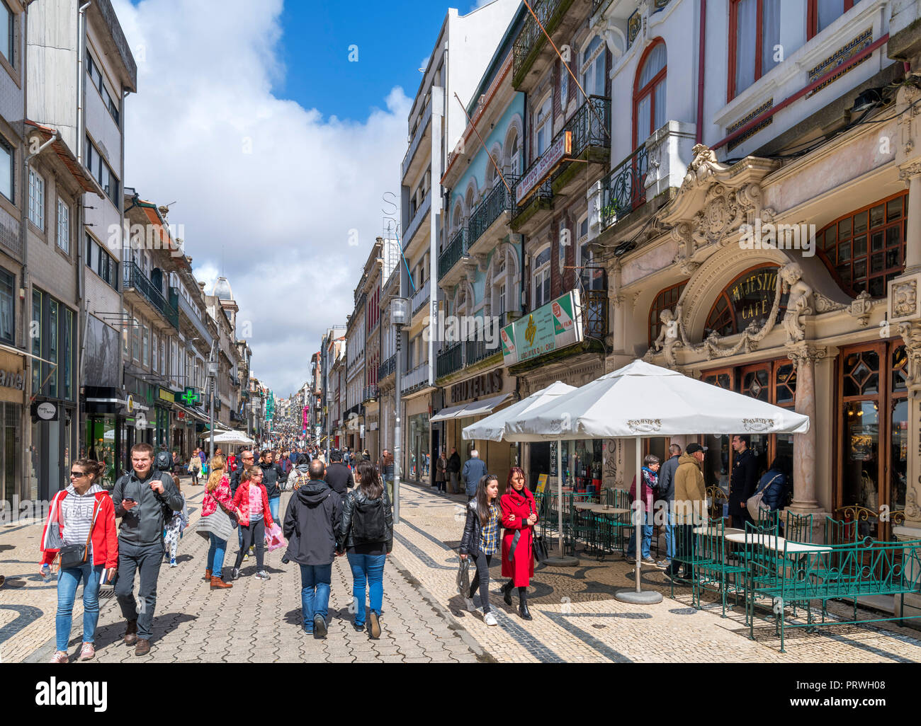 Geschäfte auf der Rua de Santa Catarina mit dem majestätischen Cafe rechts, Porto, Portugal Stockfoto